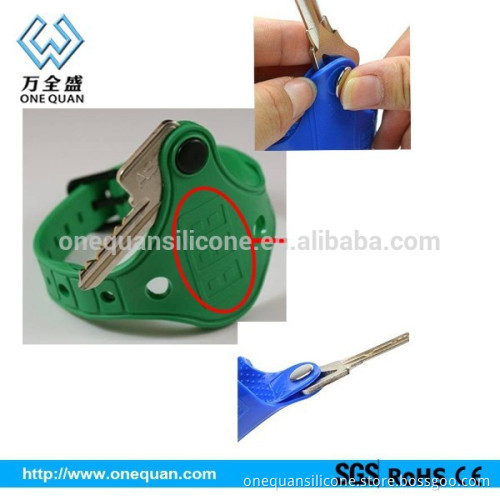 Factory wholesale fashion silicone bracelet for key